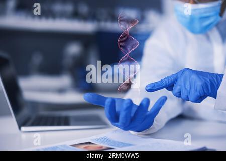 Mains, scientifique et hologramme d'adn dans l'analyse de laboratoire, l'étude et des gants pour la sécurité, la santé et la recherche médicale. Biologie virale, laboratoire et 3D. Banque D'Images