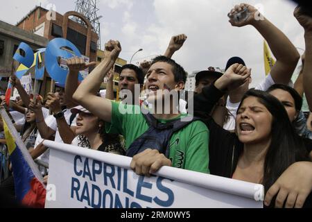 Bildnummer: 59476580  Datum: 05.04.2013  Copyright: imago/Xinhua (130405) -- MARACAY, April 5, 2013 (Xinhua) -- Supporters of Venezuelan opposition presidential candidate Henrique Capriles attend an electoral rally in Maracay, Venezuela, April 4, 2013. (Xinhua/Juan Carlos Hernandez)(zhf) VENEZUELA-MARACAY-ELECTION CAMPAIGN-CAPRILES PUBLICATIONxNOTxINxCHN Wahlkampf Politik Venezuela Wahlen Präsidentschaftswahlen xdp x0x premiumd 2013 quer      59476580 Date 05 04 2013 Copyright Imago XINHUA  Maracay April 5 2013 XINHUA Supporters of Venezuelan Opposition Presidential Candidate Henrique  attend Stock Photo