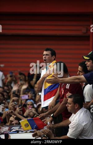 Bildnummer : 59476579 Datum : 05.04.2013 Copyright : imago/Xinhua (130405) -- MARACAY, 5 avril 2013 (Xinhua) -- Henrique Capriles (C), candidat de l'opposition vénézuélienne à la présidence, assiste à un rassemblement électoral à Maracay, Venezuela, le 4 avril 2013. (Xinhua/Juan Carlos Hernandez)(zhf) VENEZUELA-MARACAY-ELECTION CAMPAIGN-CAPRILES PUBLICATIONxNOTxINxCHN Wahlkampf Politik Venezuela Wahlen Präsidentschaftswahlen xdp x0x premiumd 2013 hoch 59476579 Date 05 04 2013 Copyright Imago XINHUA Maracay avril 5 2013 XINHUA candidat présidentiel de l'opposition vénézuélienne Henrique C assiste au rassemblement électoral i. Banque D'Images