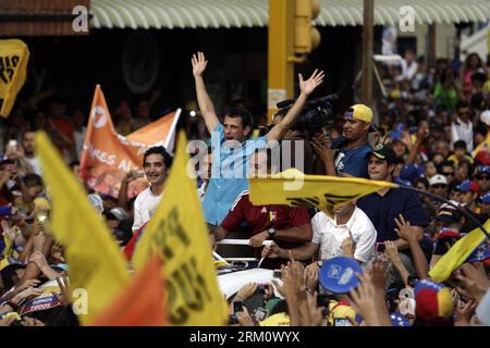 Bildnummer : 59476582 Datum : 05.04.2013 Copyright : imago/Xinhua (130405) -- MARACAY, 5 avril 2013 (Xinhua) -- Henrique Capriles (C), candidat de l'opposition vénézuélienne à la présidence, assiste à un rassemblement électoral à Maracay, Venezuela, le 4 avril 2013. (Xinhua/Juan Carlos Hernandez)(zhf) VENEZUELA-MARACAY-ELECTION CAMPAIGN-CAPRILES PUBLICATIONxNOTxINxCHN Wahlkampf Politik Venezuela Wahlen Präsidentschaftswahlen xdp x0x premiumd 2013 quer 59476582 Date 05 04 2013 Copyright Imago XINHUA Maracay avril 5 2013 XINHUA candidat présidentiel de l'opposition vénézuélienne Henrique C assiste au rassemblement électoral i. Banque D'Images