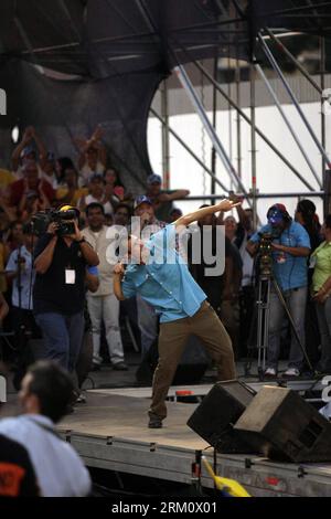 Bildnummer : 59476578 Datum : 05.04.2013 Copyright : imago/Xinhua (130405) -- MARACAY, 5 avril 2013 (Xinhua) -- Henrique Capriles (C), candidat de l'opposition vénézuélienne à la présidence, assiste à un rassemblement électoral à Maracay, Venezuela, le 4 avril 2013. (Xinhua/Juan Carlos Hernandez)(zhf) VENEZUELA-MARACAY-ELECTION CAMPAIGN-CAPRILES PUBLICATIONxNOTxINxCHN Wahlkampf Politik Venezuela Wahlen Präsidentschaftswahlen xdp x0x premiumd 2013 hoch 59476578 Date 05 04 2013 Copyright Imago XINHUA Maracay avril 5 2013 XINHUA candidat présidentiel de l'opposition vénézuélienne Henrique C assiste au rassemblement électoral i. Banque D'Images