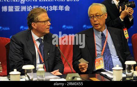 Bildnummer : 59477152 Datum : 05.04.2013 Copyright : imago/Xinhua (130405) -- BOAO, 5 avril 2013 (Xinhua) -- le ministre émérite Goh Chok Tong (à droite), membre du conseil d'administration du Forum Boao pour l'Asie (BFA), s'entretient avec Leif Johansson, président du conseil d'administration d'Ericsson, avant la réunion du conseil d'administration du BFA à Boao, dans la province de Hainan du sud de la Chine, le 5 avril 2013. La réunion du conseil d'administration de BFA s'est tenue ici vendredi. (Xinhua/Guo Cheng) (hdt) CHINA-HAINAN-BFA-BOARD OF DIRECTORS MEETING (CN) PUBLICATIONxNOTxINxCHN People Politik x0x xkg 2013 quer 59477152 DAT Banque D'Images