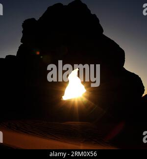 Bildnummer : 59477138 Datum : 01.04.2013 Copyright : imago/Xinhua (130405) -- TRIPOLI, 1 avril 2013 (Xinhua) -- la photo prise le 1 avril 2013 montre une arche en pierre naturelle de 150 mètres sur les sites d'art rupestre de Tadrart Acacus, en Libye. Les sites d'art rupestre de Tadrart Acacus dans la région désertique bordant l'Algérie contiennent des milliers de peintures rupestres de styles différents, datant d'aussi loin que 12 000 av. J.-C.. Il a été inscrit au patrimoine mondial par l'Organisation des Nations Unies pour l'éducation, la science et la culture en 1985, l'un des cinq sites du genre en Libye. (Xinhua/Hamza Turkia) (zf) LIBYA-ACACUS MOUN Banque D'Images