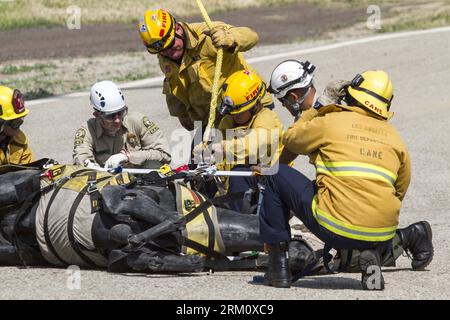 Bildnummer : 59479248 Datum : 05.04.2013 Copyright : imago/Xinhua les membres des services d'incendie du comté et de la ville de Los Angeles sauvent un mannequin de cheval au cours d'une grande séance d'entraînement au sauvetage d'animaux à Los Angeles, Californie, le 5 avril 2013. L'événement s'est concentré sur les chevaux et les bovins en détresse - piégés ou blessés.(Xinhua/Zhao Hanrong) US-LOS ANGELES-GRAND ANIMAL- SAUVETAGE ENTRAÎNEMENT PUBLICATIONxNOTxINxCHN Gesellschaft Feuerwehr Feuerübung Übung Pferd Tier x0x xdd premiumd 2013 quer 59479248 Date 05 04 2013 Copyright Imago XINHUA les membres des SERVICES d'incendie du comté et de la ville de Los Angeles Rescue a H. Banque D'Images