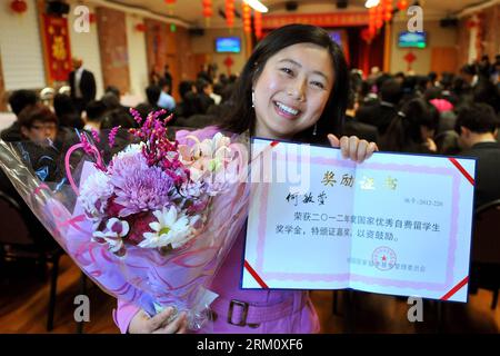 Bildnummer : 59479942 Datum : 06.04.2013 Copyright : imago/Xinhua (130406) -- SAN FRANCISCO, 6 avril 2013 (Xinhua) -- docteur He Minxuan de l Université de Californie à Berkeley montre son certificat après la cérémonie de remise du Prix du gouvernement chinois pour les étudiants autofinancés exceptionnels outre-mer au consulat général de la République populaire de Chine à San Francisco, le 5 avril 2013. Au total, 20 étudiants de l'Université de Californie à Berkeley, de l'Université Stanford, de l'Université de Washington, de l'Université de Californie à Davis et de l'Université d'État de Washington ont remporté la bourse Banque D'Images