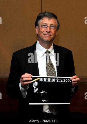 Bildnummer : 59483859 Datum : 08.04.2013 Copyright : imago/Xinhua BOAO, 2013 - Bill Gates, co-président et administrateur de la Fondation Bill et Melinda Gates, montre une photo de fichier de lui comme recevant une interview exclusive avec l'agence de presse Xinhua lors de la conférence annuelle du Forum Boao pour l'Asie (BFA) 2013 à Boao, Chine méridionale province de Hainan, 8 avril 2013. La photo de fichier, prise par le photographe Xinhua Jiang Enyu, montrait Gates prononçant un discours lors de la conférence annuelle 2007 de la BFA. (Xinhua/Jiang Enyu) (ry) CHINA-BOAO-FORUM-BILL GATES-INTERVIEW (CN) PUBLICATIONxNOTxINxCHN Wirtschaft People xas x0x 2013 Banque D'Images