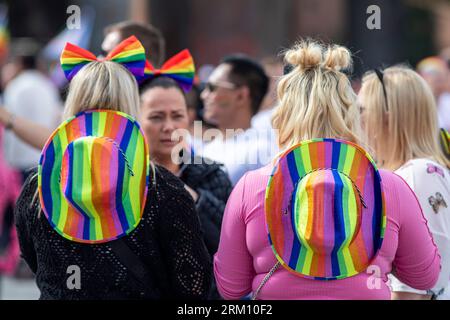 Manchester , Royaume-Uni. 26 août 2023. Quelques-uns des sites et des couleurs de la marche Manchester Pride samedi. Manchester Pride est l'une des principales associations caritatives LGBTQ+ du Royaume-Uni. Notre vision est un monde où les personnes LGBTQ+ sont libres de vivre et d’aimer sans préjugés et où notre culture est universellement célébrée. Manchester joue un rôle énorme dans le mouvement de libération queer du Royaume-Uni. En 1985, le conseil municipal de Manchester a financé une célébration de deux semaines à Oxford Street pour la communauté gay. Manchester Pride était née. Crédit : Windmill Images/Alamy Live News Banque D'Images