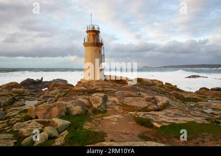 Phare de Punta da Barca près du sanctuaire Virgen da Barca avec mer agitée (Muxía, Costa da Morte, Fisterra, A Coruña, Galice, mer Atlantique, Espagne) Banque D'Images