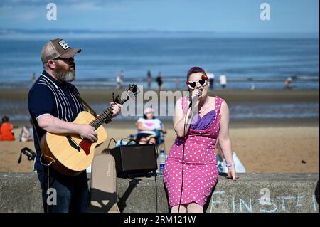 Édimbourg, Écosse, Royaume-Uni. 26 août 2023. Edinburgh Big Beach Busk. Le Big Beach Busk annuel à Portobello promenade, toutes sortes d'artistes de rue, Brass bands et tambours tenko aux côtés de salsa band. Un mile de promenade, un mile de buskers. Crédit : Craig Brown/Alamy Live News Banque D'Images