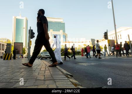 Les gens traversent la rue à Manama Bahreïn, les piétons traversent la rue à Bahreïn. Les gens traversent la rue dans le centre Al Khalifa ave Manama Bahreïn Banque D'Images