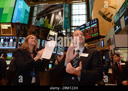 Bildnummer : 59496358 Datum : 10.04.2013 Copyright : imago/Xinhua (130410) -- NEW YORK, 10 avril 2013 (Xinhua) -- les commerçants et les invités applaudissent à la Bourse de New York, le 10 avril 2013. Les actions américaines ont augmenté pour une troisième journée consécutive mercredi, portant l’indice Dow Jones Industrial Average et l’indice S&P 500 à des sommets records, après que la Réserve fédérale ait publié son procès-verbal de mars. L'indice S&P 500 a franchi le record intraday de 1 576,09 points établi le 11 octobre 2007 peu après la cloche d'ouverture. Après la cloche de clôture, l'indice de référence de la Bourse de New York m Banque D'Images