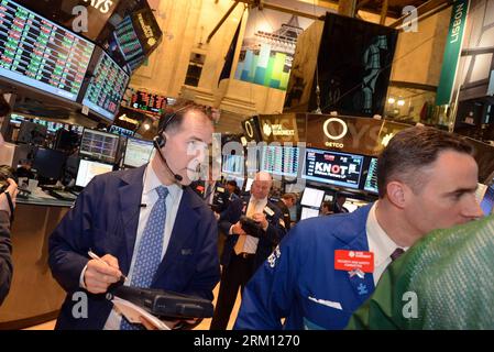 Bildnummer: 59496361  Datum: 10.04.2013  Copyright: imago/Xinhua (130410) -- NEW YORK, April 10, 2013 (Xinhua) -- Traders work at the New York Stock Exchange in New York, April 10, 2013. U.S. stocks rose for a third straight day on Wednesday, bringing both the Dow Jones Industrial Average and S&P 500 index to record highs, after the Federal Reserve released its March minutes. The S&P 500 index broke through the all-time intraday high of 1,576.09 points set on Oct. 11, 2007 shortly after the opening bell. After the closing bell, the benchmark index of the New York Stock Exchange moved up 19.12 Stock Photo