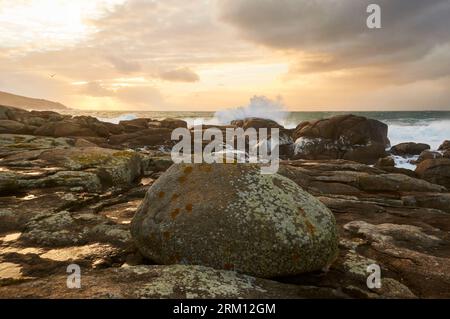 Côte rocheuse de Costa da Morte côte avec mer agitée et vagues brisantes au coucher du soleil (Muxía, Fisterra, A Coruña, Galice, mer Atlantique, Espagne) Banque D'Images