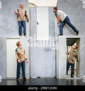 Londres, Royaume-Uni. 26 août 2023. Les circonstances de groupe belges interprètent « EXIT », une pièce énergique de cirque et de danse combinant acrobaties, planche d’équilibre et mise en scène autour d’un décor aux portes toujours changeantes, devant une foule nombreuse et enthousiaste de spectateurs. Spectacles familiaux dans le parc historique de l'Old Royal Naval College, Cutty Sark Gardens et Greenwich Park, dans le cadre du Greenwich and Docklands International Festival (GDIF) du 25 août au 10 septembre Crédit : Imageplotter/Alamy Live News Banque D'Images