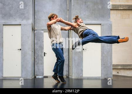 Londres, Royaume-Uni. 26 août 2023. Les circonstances de groupe belges interprètent « EXIT », une pièce énergique de cirque et de danse combinant acrobaties, planche d’équilibre et mise en scène autour d’un décor aux portes toujours changeantes, devant une foule nombreuse et enthousiaste de spectateurs. Spectacles familiaux dans le parc historique de l'Old Royal Naval College, Cutty Sark Gardens et Greenwich Park, dans le cadre du Greenwich and Docklands International Festival (GDIF) du 25 août au 10 septembre Crédit : Imageplotter/Alamy Live News Banque D'Images