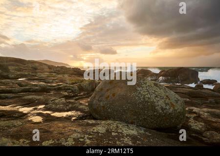 Côte rocheuse de Costa da Morte côte avec mer agitée et vagues brisantes au coucher du soleil (Muxía, Fisterra, A Coruña, Galice, mer Atlantique, Espagne) Banque D'Images