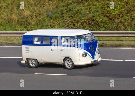 1967 60s sixties VW Volkswagen Type 2 Camper Van 60s sixties essence 1600 cc Splitscreen Split Screen minibus, voyageant à grande vitesse sur l'autoroute M6 dans le Grand Manchester, Royaume-Uni Banque D'Images
