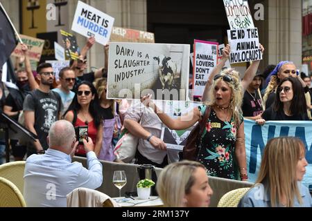 Londres, Angleterre, Royaume-Uni. 26 août 2023. Les militants des droits des animaux passent devant un restaurant pendant la manifestation. Des groupes de défense des droits des animaux de tout le pays ont défilé de Marble Arch à Parliament Square pour soutenir le bien-être animal. (Image de crédit : © Thomas Krych/ZUMA Press Wire) USAGE ÉDITORIAL SEULEMENT! Non destiné à UN USAGE commercial ! Crédit : ZUMA Press, Inc./Alamy Live News Banque D'Images