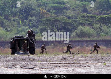 Bildnummer : 59508078 Datum : 12.04.2013 Copyright : imago/Xinhua (130412) -- PROVINCE DE TARLAC, 12 avril 2013 (Xinhua) -- des soldats américains et philippins participent à un exercice de tir réel dans le cadre d'un exercice militaire conjoint dans la province de Tarlac, aux Philippines, le 12 avril 2013. Les Philippines et les États-Unis ont tenu leur 29e exercice militaire conjoint annuel avec au moins 8 000 soldats américains et philippins participant à la formation. L'exercice militaire conjoint, plus connu sous le nom de Balikatan, qui signifie épaule à épaule en philippin, a lieu du 5 au 17 avril. (Xinhua/Rouelle Umali) (rh) PHILIPPINES-États-Unis- Banque D'Images