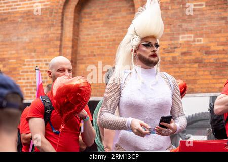 Manchester , Royaume-Uni. 26 août 2023. Quelques-uns des sites et des couleurs de la marche Manchester Pride samedi. Manchester Pride est l'une des principales associations caritatives LGBTQ+ du Royaume-Uni. Notre vision est un monde où les personnes LGBTQ+ sont libres de vivre et d’aimer sans préjugés et où notre culture est universellement célébrée. Manchester joue un rôle énorme dans le mouvement de libération queer du Royaume-Uni. En 1985, le conseil municipal de Manchester a financé une célébration de deux semaines à Oxford Street pour la communauté gay. Manchester Pride était née. Crédit : Windmill Images/Alamy Live News Banque D'Images