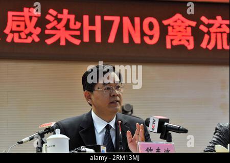 Bildnummer : 59511184 Datum : 13.04.2013 Copyright : imago/Xinhua Zhong Dongbo, directeur adjoint et porte-parole du Bureau municipal de la santé de Beijing, prend la parole lors d'une conférence de presse à Beijing, capitale de la Chine, le 13 avril 2013. Une fillette de sept ans à Pékin a été infectée par la souche H7N9 de grippe aviaire, le premier cas de ce type dans la capitale chinoise, ont déclaré samedi les autorités sanitaires locales. Le cas a été confirmé à la suite d'un test effectué par le Centre chinois de contrôle et de prévention des maladies tôt samedi. L'enfant est soigné à l'hôpital Ditan de Pékin et est dans un état stable. (Xinhua/Li Banque D'Images