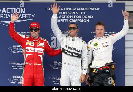 Bildnummer : 59512311 Datum : 13.04.2013 Copyright : imago/Xinhua (130413) -- SHANGHAI, 13 avril 2013 (Xinhua) -- le pilote Mercedes Lewis Hamilton (C), le pilote Ferrari Fernando Alonso (L) et le pilote Lotus Kimi Raikkonen posent pour une photo après la séance de qualification du Grand Prix de F1 de Chine sur le circuit international de Shanghai, à Shanghai, dans l'est de la Chine, le 13 avril 2013. (Xinhua/Fan Jun) CHINA-SHANGHAI-F1-QUALIFICATIVE SESSION PUBLICATIONxNOTxINxCHN Motorsport formel 1 F1 F WM GP Chine Shanghai x0x xsk 2013 quer 59512311 Date 13 04 2013 Copyright Imago XINHUA Shanghai avril 13 2013 XINHUA Banque D'Images