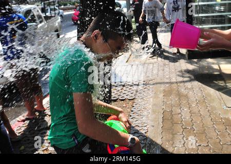 Bildnummer : 59512437 Datum : 13.04.2013 Copyright : imago/Xinhua (130413) -- BANGKOK, 13 avril 2013 (Xinhua) -- Prenez part à des batailles d'eau lors des célébrations pour le Festival de Songkran, Festival traditionnel du nouvel an de Thaïlande à Bangkok, capitale de la Thaïlande, le 13 avril 2013. Songkran, également connu sous le nom de festival de l'eau a commencé ici le 13 avril de cette année. (Xinhua/Rachen Sageamsak) (bxq) THAILAND-BANGKOK-SONGKRAN PUBLICATIONxNOTxINxCHN Gesellschaft premiumd x0x xsk 2013 quer 59512437 Date 13 04 2013 Copyright Imago XINHUA Bangkok avril 13 2013 XINHUA prend part à des batailles d'eau pendant celebratio Banque D'Images