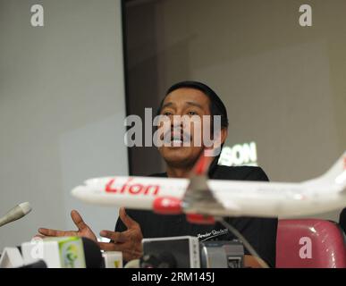 Bildnummer: 59512432  Datum: 13.04.2013  Copyright: imago/Xinhua (130413) -- JAKARTA, April 13, 2013(Xinhua) -- Indonesia s private airline Lion Air general director Edward Sirait speaks during a press conference on the plane crash in Bali at Lion Air Office in Jakarta, Indonesia, April 13, 2013. At least 44 rescued from a Lion Air plane that crashed into sea on Saturday in Bali have got treatment for their injuries, press officers at the hospitals said. (Xinhua/Zulkarnain) (bxq) INDONESIA-BALI-PLANE CRASH-PRESS CONFERENCE PUBLICATIONxNOTxINxCHN People Wirtschaft premiumd x0x xsk 2013 quer Stock Photo