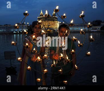 Bildnummer : 59513828 Datum : 13.04.2013 Copyright : imago/Xinhua AMRITSAR, 13 avril 2013 -- les dévots ont allumé des bougies au Temple d'Or pendant le festival Baisakhi à Amritsar, Inde, le 13 avril 2013. Le festival Baisakhi est le festival pour célébrer le nouvel an sikh et la fondation de la communauté sikh. (Xinhua/Stringer)(zhf) INDIA-AMRITSAR-BAISAKHI FESTIVAL PUBLICATIONxNOTxINxCHN Gesellschaft Kultur Fest Neujahr Neujahrsfest premiumd x0x xmb 2013 quadrat 59513828 Date 13 04 2013 Copyright Imago XINHUA Amritsar avril 13 2013 les dévots ont allumé des bougies AU Temple d'Or pendant le Festival Baisakhi à Amrit Banque D'Images