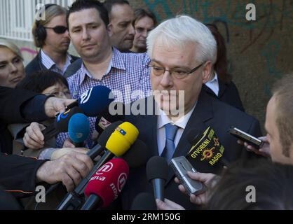 Bildnummer : 59514928 Datum : 14.04.2013 Copyright : imago/Xinhua (130414) -- ZAGREB, 14 avril 2013 (Xinhua) -- le président croate Ivo Josipovic s'adresse aux médias après avoir voté dans un bureau de vote de Zagreb, capitale de la Croatie, le 14 avril 2013. La Croatie a tenu les premières élections pour ses 12 membres du Parlement européen (PE) dimanche, à la veille de l'adhésion du pays à l'Union européenne (UE), le 1 juillet.(Xinhua/Miso Lisanin) ÉLECTIONS PARLEMENTAIRES CROATIE-ZAGREB-UE PUBLICATIONxNOTxINxCHN People Politik Wahl xjh x0x Premiumd 2013 quer 59514928 Date 14 04 2013 Copyright Imago X Banque D'Images