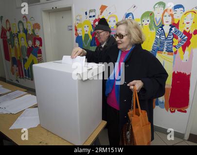 Bildnummer : 59514957 Datum : 14.04.2013 Copyright : imago/Xinhua (130414) -- ZAGREB, 14 avril 2013 (Xinhua) -- une vieille femme vote dans un bureau de vote à Zagreb, capitale de la Croatie, le 14 avril 2013. La Croatie a tenu les premières élections pour ses 12 membres du Parlement européen (PE) dimanche, à la veille de son adhésion à l Union européenne (UE), le 1 juillet. (Xinhua/Miso Lisanin) CROATIE-ZAGREB-eu PARLIAMENT ELECTIONS PUBLICATIONxNOTxINxCHN Politik Wahl xjh x0x premiumd 2013 quer 59514957 Date 14 04 2013 Copyright Imago XINHUA Zagreb avril 14 2013 XINHUA à la vieille femme cas Banque D'Images