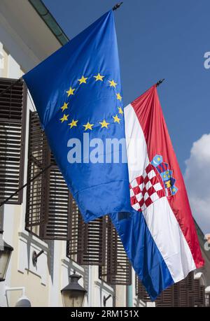 Bildnummer : 59514959 Datum : 14.04.2013 Copyright : imago/Xinhua (130414) -- PÉKIN, 14 avril 2013 (Xinhua) -- Un drapeau croate et un drapeau de l'UE flottent sur le bâtiment du gouvernement croate à Zagreb, capitale de la Croatie, le 14 avril 2013. La Croatie a tenu les premières élections pour ses 12 membres du Parlement européen (PE) dimanche, à la veille de son adhésion à l Union européenne (UE), le 1 juillet. (Xinhua/Miso Lisanin) CROATIE-ZAGREB-eu ELECTIONS PARLEMENTAIRES PUBLICATIONxNOTxINxCHN Politik Wahl xjh x0x premiumd 2013 hoch 59514959 Date 14 04 2013 Copyright Imago XINHUA Pékin avril 14 2013 Banque D'Images