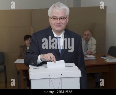 Bildnummer : 59514929 Datum : 14.04.2013 Copyright : imago/Xinhua (130414) -- ZAGREB, 14 avril 2013 (Xinhua) -- le président croate Ivo Josipovic jette son bulletin de vote dans un bureau de vote à Zagreb, capitale de la Croatie, le 14 avril 2013. La Croatie a tenu les premières élections pour ses 12 membres du Parlement européen (PE) dimanche, à la veille de l'adhésion du pays à l'Union européenne (UE), le 1 juillet.(Xinhua/Miso Lisanin) ÉLECTIONS PARLEMENTAIRES CROATIE-ZAGREB-UE PUBLICATIONxNOTxINxCHN People Politik Wahl xjh x0x Premiumd 2013 quer 59514929 Date 14 04 2013 Copyright Imago XINHUA Zagreb avril 14 Banque D'Images