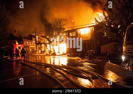 Bildnummer : 59519556 Datum : 15.04.2013 Copyright : imago/Xinhua (130415) -- JINGNING, 15 avril 2013 (Xinhua) -- des pompiers travaillent sur les lieux d'un incendie dans le comté autonome de Jingning She, province du Zhejiang, dans l'est de la Chine, le 15 avril 2013. L'incendie s'est déclaré vers 8:50 h, heure locale, dans le vieux centre-ville de Jingning. Le nombre de victimes n ' est pas encore connu. Les pompiers se précipitent pour éteindre le feu. (Xinhua/Li Suren) (wqq) CHINA-ZHEJIANG-JINGNING-FIRE (CN) PUBLICATIONxNOTxINxCHN Gesellschaft Feuer Brand x0x xsk 2013 quer Aufmacher 59519556 Date 15 04 2013 Copyright Imago XINHUA A. Banque D'Images