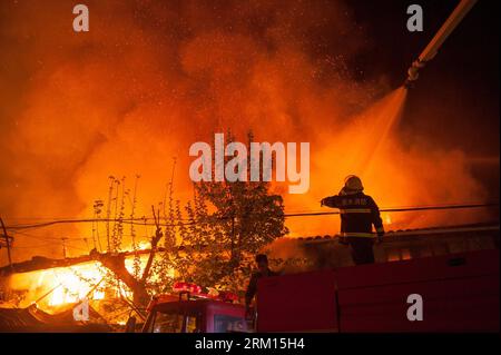 Bildnummer : 59519558 Datum : 15.04.2013 Copyright : imago/Xinhua (130415) -- JINGNING, 15 avril 2013 (Xinhua) -- des pompiers travaillent sur les lieux d'un incendie dans le comté autonome de Jingning She, province du Zhejiang, dans l'est de la Chine, le 15 avril 2013. L'incendie s'est déclaré vers 8:50 h, heure locale, dans le vieux centre-ville de Jingning. Le nombre de victimes n ' est pas encore connu. Les pompiers se précipitent pour éteindre le feu. (Xinhua/Li Suren) (wqq) CHINA-ZHEJIANG-JINGNING-FIRE (CN) PUBLICATIONxNOTxINxCHN Gesellschaft Feuer Brand x0x xsk 2013 quer 59519558 Date 15 04 2013 Copyright Imago XINHUA avril 15 20 Banque D'Images