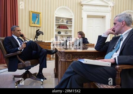 Bildnummer : 59522023 Datum : 15.04.2013 Copyright : imago/Xinhua (130415) - WASHINGTON D.C., 15 avril 2013 (Xinhua) -- dans cette photo, le président américain Barack Obama (à gauche) s’entretient au téléphone avec le directeur du FBI Robert Mueller pour recevoir une mise à jour sur les explosions qui se sont produites à Boston, dans le bureau ovale de la Maison Blanche à Washington D.C., capitale des États-Unis, le 15 avril 2013. Lisa Monaco, assistante du Président pour la sécurité intérieure et la lutte contre le terrorisme, et Denis McDonough, chef de cabinet, siègent avec le Président. (Xinhua/la Maison Blanche/Pete Souza) US-WASHINGTON-OBAM Banque D'Images