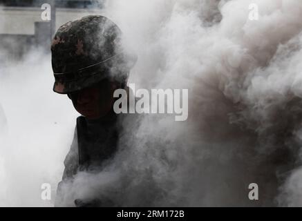 Bildnummer: 59529550  Datum: 17.04.2013  Copyright: imago/Xinhua (130417) -- SEJONG, April 17, 2013 (Xinhua) -- A South Korean soldier takes part in a joint anti-terror exercise at a government building in Sejong city, south of Seoul, South Korea, April 17, 2013. (Xinhua/Park Jin-hee) (bxq) SOUTH KOREA-SEJONG-ANTI-TERROR EXERCISE PUBLICATIONxNOTxINxCHN Gesellschaft x2x xkg 2013 quer o0 Militär Soldat Armee Übung Manöver Militärische Militärübung o00 Rauch, Rauchwolke, Rauchschwaden, Qualm, Qualmwolke     59529550 Date 17 04 2013 Copyright Imago XINHUA   April 17 2013 XINHUA a South Korean Sold Stock Photo