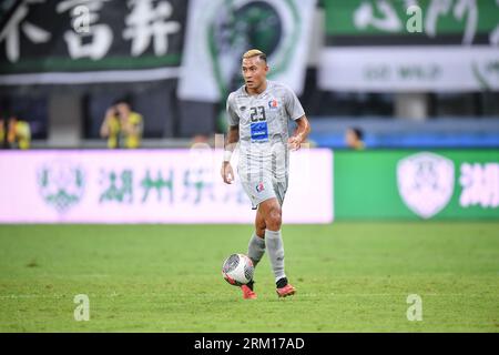 Kevin Deeromram du Port FC vu en action lors du match de qualification de la Ligue des Champions de l'AFC entre le Zhejiang FC et le Port FC au Huzhou Olympic Sports Center. (Score final ; Zhejiang FC 1:0 Port FC ) Banque D'Images