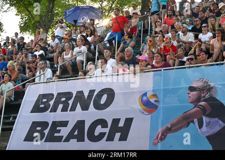 Brno, République tchèque. 26 août 2023. Fans lors du tournoi Brno Beach Pro 2023, dans le cadre de la série mondiale Beach Pro Tour, catégorie futures, le 26 août 2023, sur le barrage de Brno, en République tchèque. Crédit : Vaclav Salek/CTK photo/Alamy Live News Banque D'Images