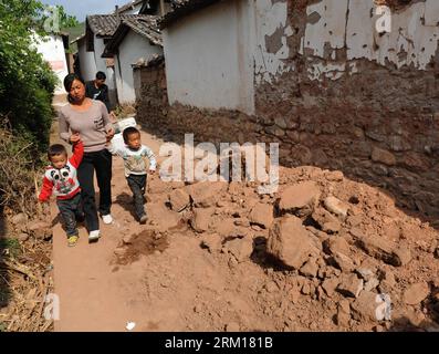 Bildnummer : 59534953 Datum : 17.04.2013 Copyright : imago/Xinhua villageois passent par les ruines d'un mur qui s'effondre dans un tremblement de terre au village de Cuiping dans le comté d'Eryuan, province du Yunnan au sud-ouest de la Chine, le 18 avril 2013. Au total, 2 689 dans le village ont été touchés par les tremblements de terre survenus le 17 avril et le 3 mars respectivement, où 627 maisons ont été endommagées. De loin, touchés par le séisme ont été relocalisés en lieu sûr. (Xinhua/Chen Haining) (hdt) CHINA-YUNNAN-EARTHQUAKE-AFTERMATH (CN) PUBLICATIONxNOTxINxCHN xcb x2x 2013 quer premiumd o0 Gesellschaft Naturkatastrophe Erdbeben Schäden 59534953 Date Banque D'Images