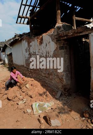Bildnummer : 59534954 Datum : 17.04.2013 Copyright : imago/Xinhua Un villageois nettoie les ruines d'un mur qui s'est effondré dans un tremblement de terre au village de Cuiping dans le comté d'Eryuan, province du Yunnan au sud-ouest de la Chine, le 18 avril 2013. Au total, 2 689 dans le village ont été touchés par les tremblements de terre survenus le 17 avril et le 3 mars respectivement, où 627 maisons ont été endommagées. De loin, touchés par le séisme ont été relocalisés en lieu sûr. (Xinhua/Chen Haining) (hdt) CHINA-YUNNAN-EARTHQUAKE-AFTERMATH (CN) PUBLICATIONxNOTxINxCHN xcb x2x 2013 hoch premiumd o0 Gesellschaft Naturkatastrophe Erdbeben Schäden 59534954 Date Banque D'Images