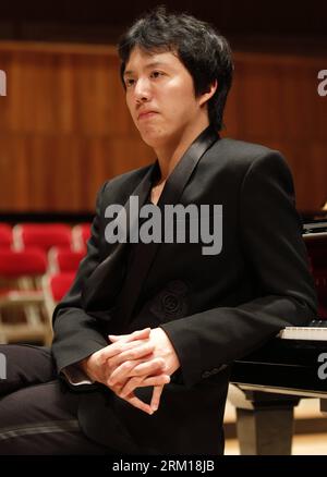 Bildnummer : 59537070 Datum : 18.04.2013 Copyright : imago/Xinhua le pianiste classique chinois Li Yundi parle aux journalistes avant son récital au Royal Festival Hall de Londres, capitale de la Grande-Bretagne, le 18 avril 2013. Li Yundi a tenu un récital de piano jeudi à Londres. (Xinhua/Wang Lili) BRITAIN-LONDON-LI YUNDI-PIANO RÉCITAL PUBLICATIONxNOTxINxCHN Kultur People Musik Aktion xsp x0x 2013 hoch 59537070 Date 18 04 2013 Copyright Imago XINHUA pianiste classique chinois a quitté Yundi parle aux Reporters avant son récital AU Royal Festival Hall à Londres capitale de la Grande-Bretagne avril 18 2013 a quitté Yundi Hero Banque D'Images