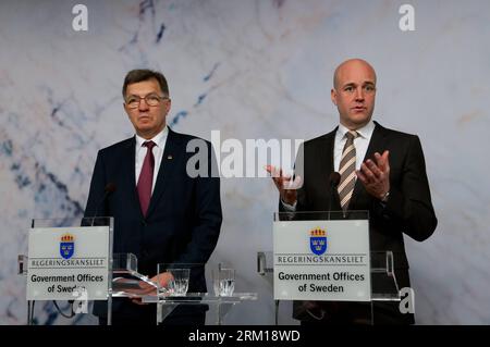 Bildnummer : 59540327 Datum : 19.04.2013 Copyright : imago/Xinhua (130419) -- STOCKHOLM, 19 avril 2013 (Xinhua) -- le Premier ministre suédois Fredrik Reinfeldt (à droite) et le Premier ministre lituanien Algirdas Butkevicius assistent à une conférence de presse conjointe à Stockholm, capitale de la Suède, le 19 avril 2013. (Xinhua/Liu Yinan) SUÈDE-STOCKHOLM-REINFELDT-LITUANIE PM-MEETING PUBLICATIONxNOTxINxCHN People xcb x0x 2013 quer premiumd 59540327 Date 19 04 2013 Copyright Imago XINHUA Stockholm avril 19 2013 les premiers ministres suédois de XINHUA Fredrik Reinfeldt r et les premiers ministres de Lituanie Algirdas assistent a Banque D'Images