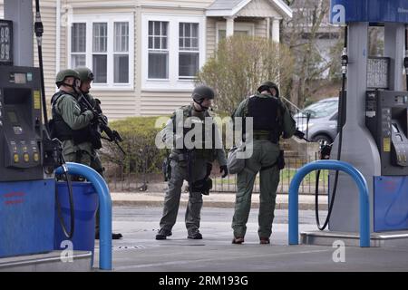 Bildnummer : 59541837 Datum : 19.04.2013 Copyright : imago/Xinhua les policiers recherchent un suspect des attentats à la bombe du marathon de Boston à Watertown, aux États-Unis, le 19 avril 2013. La police a déclaré qu'un suspect des attentats du marathon de Boston avait été capturé vendredi à Watertown, dans l'État du Massachusetts. (Xinhua/Zhang Jun) US-BOSTON-BOMBINGS-SUSPECT-ARRESTATION PUBLICATIONxNOTxINxCHN Gesellschaft USA Anschlag Bombenanschlag Marathon Boston Terror Terrorismus explosion Fahndung xcb x2x 2013 quer premiumd o0 Polizist Polizeieinsatz Fahndung Spezialeinheit Sonderkommando 59541837 Date 19 04 Banque D'Images