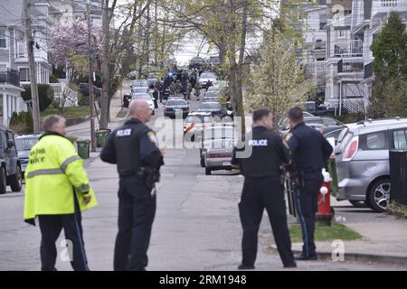 Bildnummer: 59541840  Datum: 19.04.2013  Copyright: imago/Xinhua Policemen search for a suspect of the Boston Marathon bombings in Watertown of Boston, the United States, April 19, 2013. The police said a suspect of the Boston Marathon bombings was captured in Watertown, the state of Massachusetts, on Friday. (Xinhua/Zhang Jun) US-BOSTON-BOMBINGS-SUSPECT-ARREST PUBLICATIONxNOTxINxCHN Gesellschaft USA Anschlag Bombenanschlag Marathon Boston Terror Terrorismus Explosion Fahndung xcb x2x 2013 quer premiumd  o0 Polizist Polizeieinsatz Fahndung Spezialeinheit Sonderkommando     59541840 Date 19 04 Stock Photo