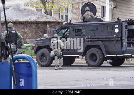 Bildnummer: 59541839  Datum: 19.04.2013  Copyright: imago/Xinhua Policemen search for a suspect of the Boston Marathon bombings in Watertown of Boston, the United States, April 19, 2013. The police said a suspect of the Boston Marathon bombings was captured in Watertown, the state of Massachusetts, on Friday. (Xinhua/Zhang Jun) US-BOSTON-BOMBINGS-SUSPECT-ARREST PUBLICATIONxNOTxINxCHN Gesellschaft USA Anschlag Bombenanschlag Marathon Boston Terror Terrorismus Explosion Fahndung xcb x2x 2013 quer premiumd  o0 Polizist Polizeieinsatz Fahndung Spezialeinheit Sonderkommando     59541839 Date 19 04 Stock Photo