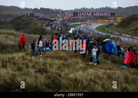 Zandvoort, pays Bas. 26 août 2023. Fans regardant les voitures lors du Grand Prix de Hollande Heineken 2023 de Formule 1, 13e manche du Championnat du monde de Formule 1 2023 du 25 au 28 août 2023 sur le circuit de Zandvoort, à Zandvoort, pays-Bas - photo Florent Gooden/DPPI crédit : DPPI Media/Alamy Live News Banque D'Images