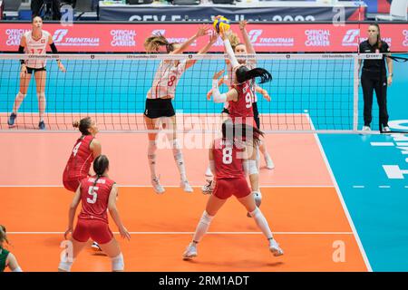 Elena Becheva (C) de Bulgarie, Laura Künzler (R) et Samira Sulser (L) de Suisse en action lors de la dernière journée 8 de l’Eurovolley CEV féminin 2023 entre la Suisse et la Bulgarie. L'équipe nationale de Bulgarie bat la Suisse avec un score de 1-3 Banque D'Images