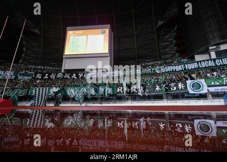 Hangzhou, Chine. 22 août 2023. Les fans du Zhejiang FC se réjouissent lors du match de qualification de la Ligue des champions de l'AFC entre le Zhejiang FC et le Port FC au Centre sportif olympique de Huzhou. (Score final ; Zhejiang FC 1:0 Port FC ) (photo Amphol Thongmueangluang/SOPA Images/Sipa USA) crédit : SIPA USA/Alamy Live News Banque D'Images