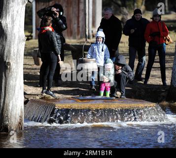 Bildnummer : 59546085 Datum : 20.04.2013 Copyright : imago/Xinhua (130421) -- TALLINN, 20 avril 2013 (Xinhua) -- venez observer l'eau courante d'un vieux puits dans la banlieue de Tallinn, Estonie, 20 avril 2013. La neige fondue et l'eau glacée sous terre ont surgi d'un vieux puits que le temps s'est réchauffé au printemps. (Xinhua/Wang Yaxiong)(axy) ESTONIA-TALLINN-WELL PUBLICATIONxNOTxINxCHN Gesellschaft x2x xkg 2013 quadrat premiumd o0 Wasser quelle brunnen 59546085 Date 20 04 2013 Copyright Imago XINHUA Tallinn avril 20 2013 XINHUA venez regarder l'eau COURANTE de au vieux puits dans la banlieue Banque D'Images